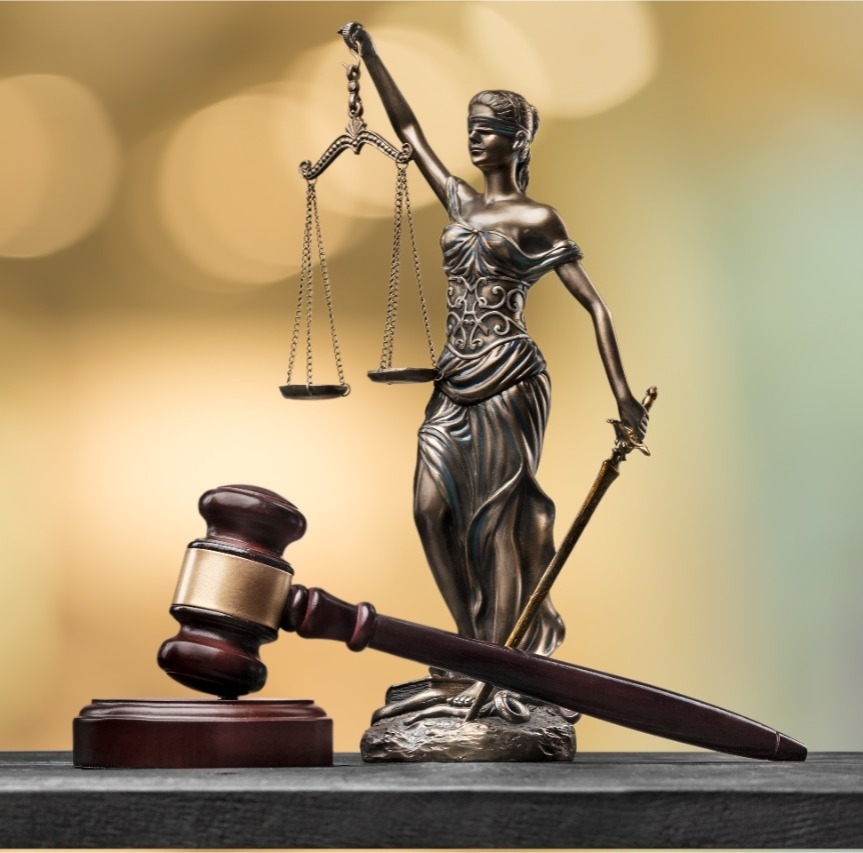 Estátua da Justiça e martelo de juiz, símbolos da advocacia